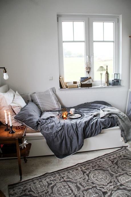 DekoDonnerstag, Schlafzimmer in Weiß Grau Holz mit Bohoelementen, orientalische Accessoires