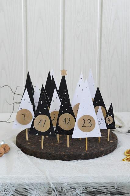 DIY: Adventskalender mit kleinen Bäumchen / Advent Calendar with Paper Trees #christmassythingsbyverena