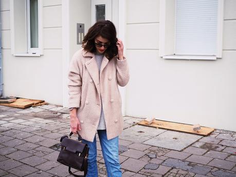 winter look blush brown neutrals streetstyle berlin samieze blog boyfriend jeans suede boots ray ban erika sunglasses asos coat oversize turtleneck sweater knitted h&m peperosa style trend how to wear