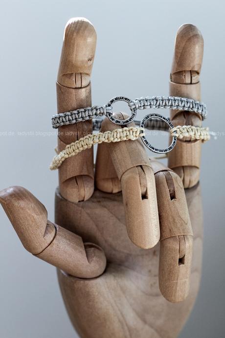 zwei DIY Makramee Armbänder grau und beige auf einer HAY Hand