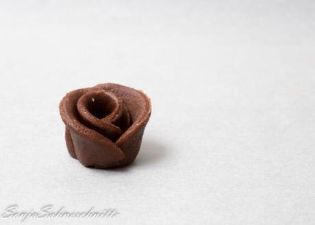 schokoladen-rosen-muerbeteigplaetzchen-mit-kakao-chocolate-roses-cookies-with-cocoa-3-von-13