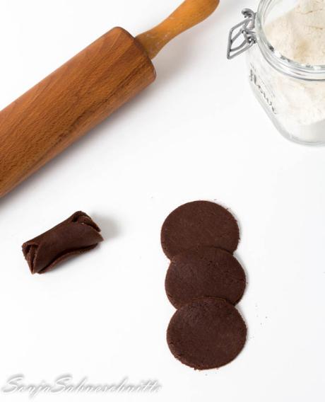schokoladen-rosen-muerbeteigplaetzchen-mit-kakao-chocolate-roses-cookies-with-cocoa-10-von-13