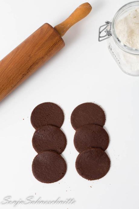schokoladen-rosen-muerbeteigplaetzchen-mit-kakao-chocolate-roses-cookies-with-cocoa-1-von-1