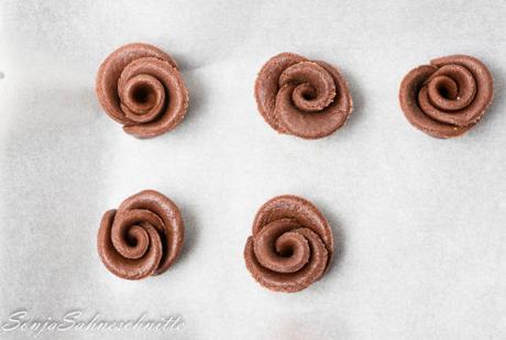schokoladen-rosen-muerbeteigplaetzchen-mit-kakao-chocolate-roses-cookies-with-cocoa-2-von-13