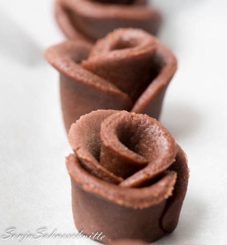 schokoladen-rosen-muerbeteigplaetzchen-mit-kakao-chocolate-roses-cookies-with-cocoa-5-von-13