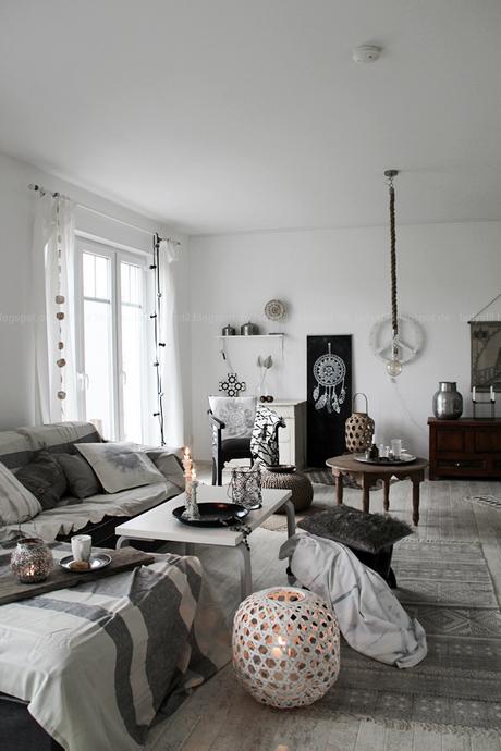 gemütliches Wohnzimmer mit Fellkissen und Plaids grau weiß Holz, DIY Tasse mit Porzellanfarbe bemalen, Bohostyle Indianerschmuck Federschmuck