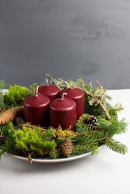 Adventsdeko - moderner Adventskranz - Tellerdeko mit Kerzen - Naturmaterialien - natürlich - einfach - schnell - kostenlos - günstig - weihnachtlich - festlich - DIY - do it yourself - selber machen - basteln - Anleitung