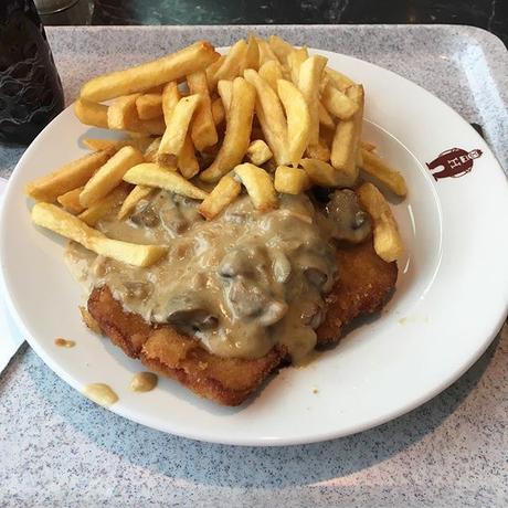 Schnitzel-Time bei Höffner vorhin #foodporn #schnitzel - via Instagram