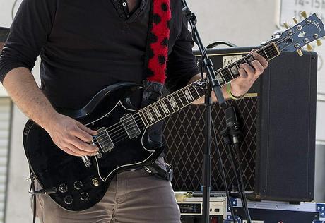 Bild Gibson SG Standard schwarz. Kuriose Feiertage - 27. November - Tag der E-Gitarre in den USA – der amerikanische National Electric Guitar Day - 1 (c) 2016 www.kuriose-feiertage.de