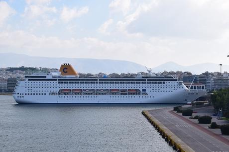 02_Kreuzfahrtschiff-Costa-NeoRiviera-Hafen-Piraeus-Athen-Griechenland