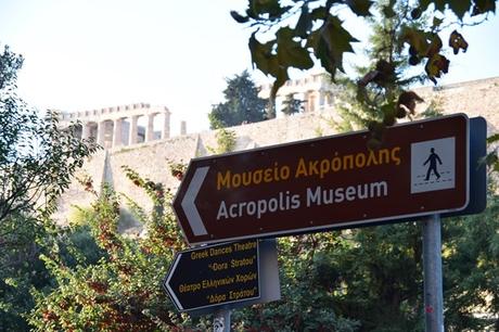30_Wegweiser-Akropolis-Museum-Athen-Griechenland-Kreuzfahrt-Mittelmeer