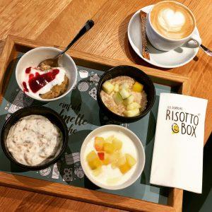oben: Congee mit Himbeermarmelade, Porridge mit Apfelstückchen - unten: Joghurt mit hausgemachtem Granola, Naturjoghurt mit Obst - © Barbara Schuster