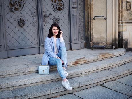 pastels in winter streetstyle berlin samieze blog acid wash jeans skinny oversize coat lilac pale pink baby blue light colors pastel outfit style silver watch gaspard sartre gerry weber turtle neck knitted sweater adidas sneakers superstar
