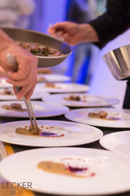 Anrichten AEG, Taste Academy, Note to Tail, Nose to Tail 2.0, Luci, Ludwig Maurer, Electrolux, Nürnberg, Highfoodality, High Foodality, Insane in the Kitchen, Holla die Kochfee, Hola die Kochfee, Tina Kollmann, LECKER&Co, Lecker und co, leckerundco, Foodblogger, Fürth, Blogger, Foodblog, Rezept, Kochkurs. Koch kurs, Kochkurs Nürnberg, Kochkurs Fürth, Kochkurs AEG, Ente, Waller, Wels, Metzelsuppe, Brie, Mispeln, Mispel, Maronen, unterwegs, Kronfleisch