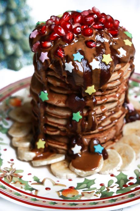 Lebkuchen Pancakes mit Haselnuss-Schokosauce und Früchten