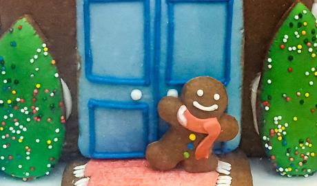 Bild Lebkuchenmännchen vor Lebkuchenhaus. Kuriose Feiertage - 10. Dezember - Tag der Lebkuchen-Dekoration – der amerikanische Gingerbread Decorating Day 2016 (c) Sven Giese-1