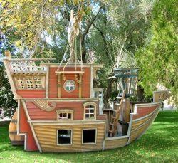 Ein eigenes Piratenschiff als Abenteuerspielplatz im eigegenen Garten - gesehen bei Posh Tots