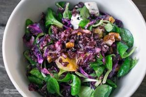 Winterlicher Rotkohlsalat mit schwarzem Reis