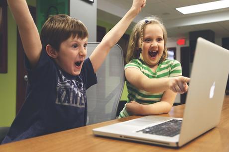Kinder am Computer freuen sich