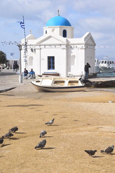 21_Strand-Kirche-Tauben-Fischerboot-Mykonos-Griechenland-Kreuzfahrt-Mittelmeer