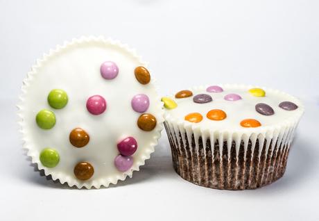 Bild Cupcakes mit Smarties und Zuckerguss. Kuriose Feiertage - 15. Dezember - Cupcake-Tag in den USA – der amerikanische National Cupcake Day (c) 2016 Sven Giese-1