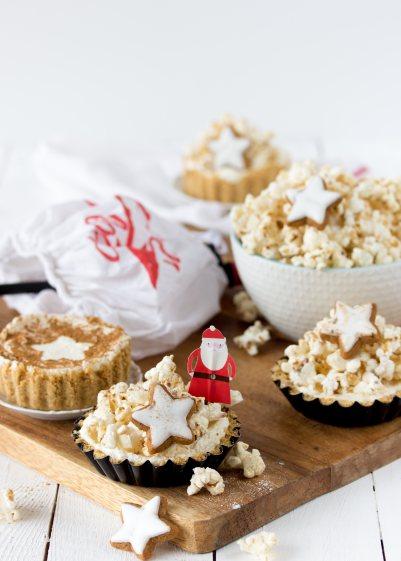 Zimtstern-Cheesecake-Tartelettes mit Zimt-Popcorn und dem Popcornloop (Werbung)