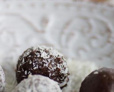 Raw, glutenfrei und ohne Zucker: Vegane Dattel-Schoko-Pralinen