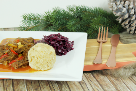 Winter Food Love - Gulasch mit Blaukraut & Breznknödel
