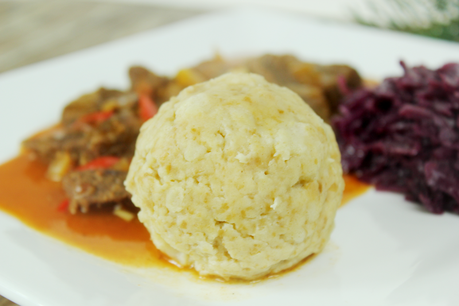 Winter Food Love - Gulasch mit Blaukraut & Breznknödel