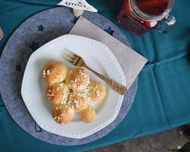Table Setting: Brioche Bäumchen und Cranberry Glühwein / Brioches and mulled Wine with Cranberries