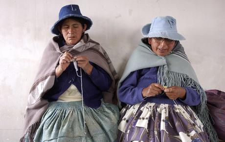 Diese Frauen sind Mitglieder einer Frauen - Fingerpuppen - Strickgruppe, welche Pevec Eva leitet. Pevec Eva ist eine Mitarbeitende der Bethlehem Mission Immensee Schweiz BMI im Einsatz in El Alto, Bolivien.
