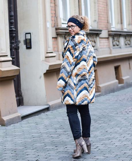 Outfit: Winter Look with flashy Fake Fur Coat and Headband