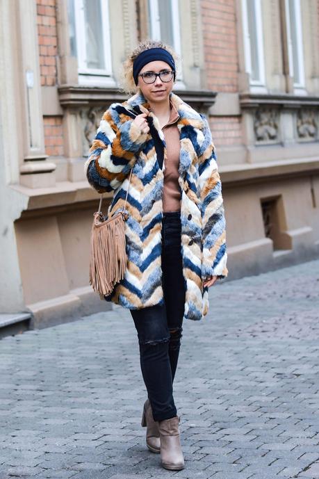 Outfit: Winter Look with flashy Fake Fur Coat and Headband