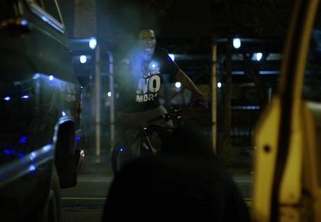 Freund und Helfer: Cop knotet den Schlips eines Studenten