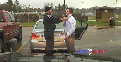 Freund und Helfer: Cop knotet den Schlips eines Studenten