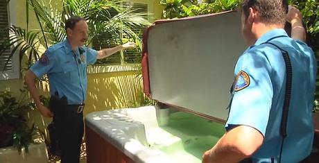 Freund und Helfer: Cop knotet den Schlips eines Studenten