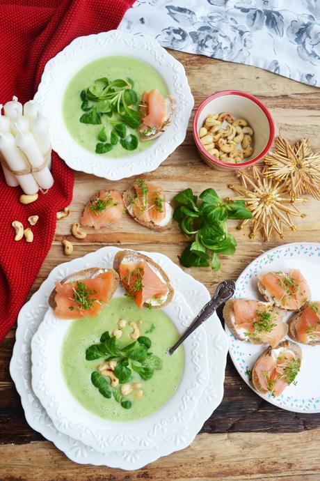 Grünes Löffelvergnügen! Vogerlsalat-Cremesuppe mit Cashewnüssen und Räucherlachs-Brötchen