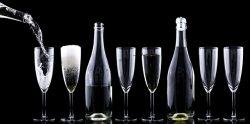 In Reih und Glied: Gläser und Flaschen voller Edel-Champagner