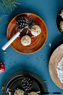 Eierlikörpralinen mit Mandeln und Sesam / Eggnog Truffles with Almonds and Black Sesame