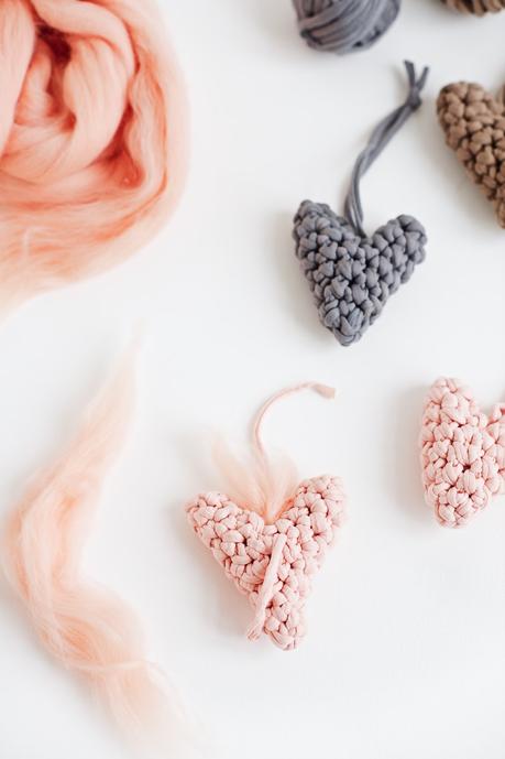 Crochet Heart pattern tutorial, make these cute little crochet hearts from fabric yarn or any other yarn and you will have great little ornaments or gift tags for any occasion on hand - also great for Valentine's craft. Original tutorial by lebenslustiger.com, Häkel Herz Anleitung, DIY Häkel Herz 