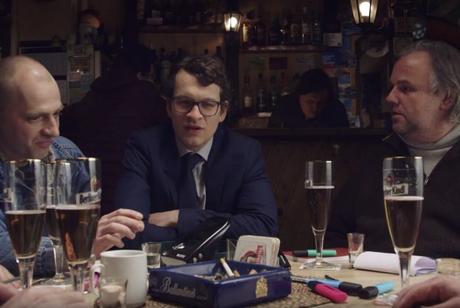 Typ steigt auf ein Kinderrad und verteilt Komplimente