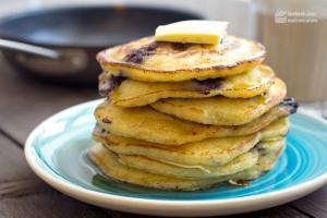 Blaubeer-Pfannkuchen mit Buttermilch