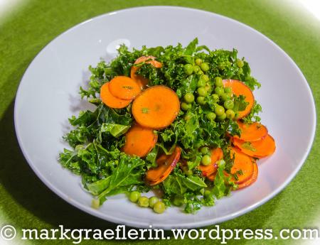 Grünkohl Salat mit Erbsen und Möhren