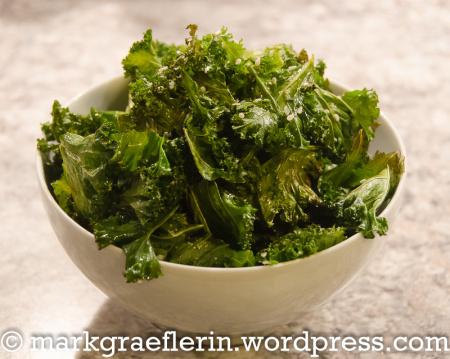 Grünkohl Salat mit Erbsen und Möhren