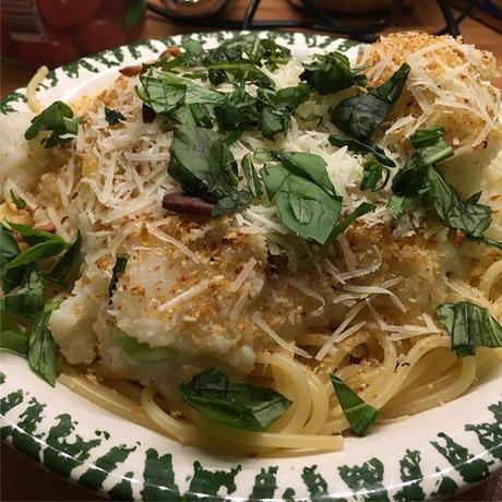Spaghetti mit zitroniger Blumenkohlsoße, Pinienkernstreuseln und mies geschnittenem Basilikum #foodporn #hellofresh - via Instagram