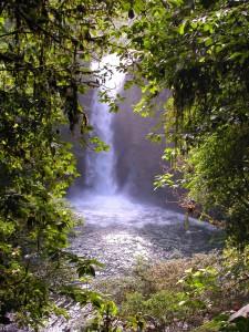 Wasserfall bei Baños (© Ecuadorianisches Ministerium für Tourismus)