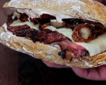 Steak-Sandwich mit Bergbauern-Chili-Käse von Bergader