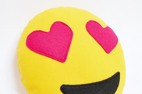 Emoji-Kissen mit Herzaugen nähen / Kostenlose Vorlage