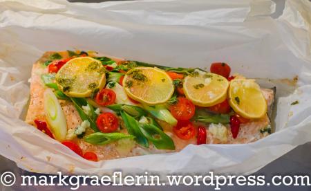 Freitagsfisch: Lachs im Backpapier mit Spinat-Champignon-Gemüse und rotem Reis