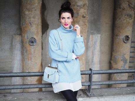 blue oversize sweater about you streetstyle street style winter look berlin trend turtleneck rollback shirt leggings adax boots ankle zara bag chain bag messy bun samieze